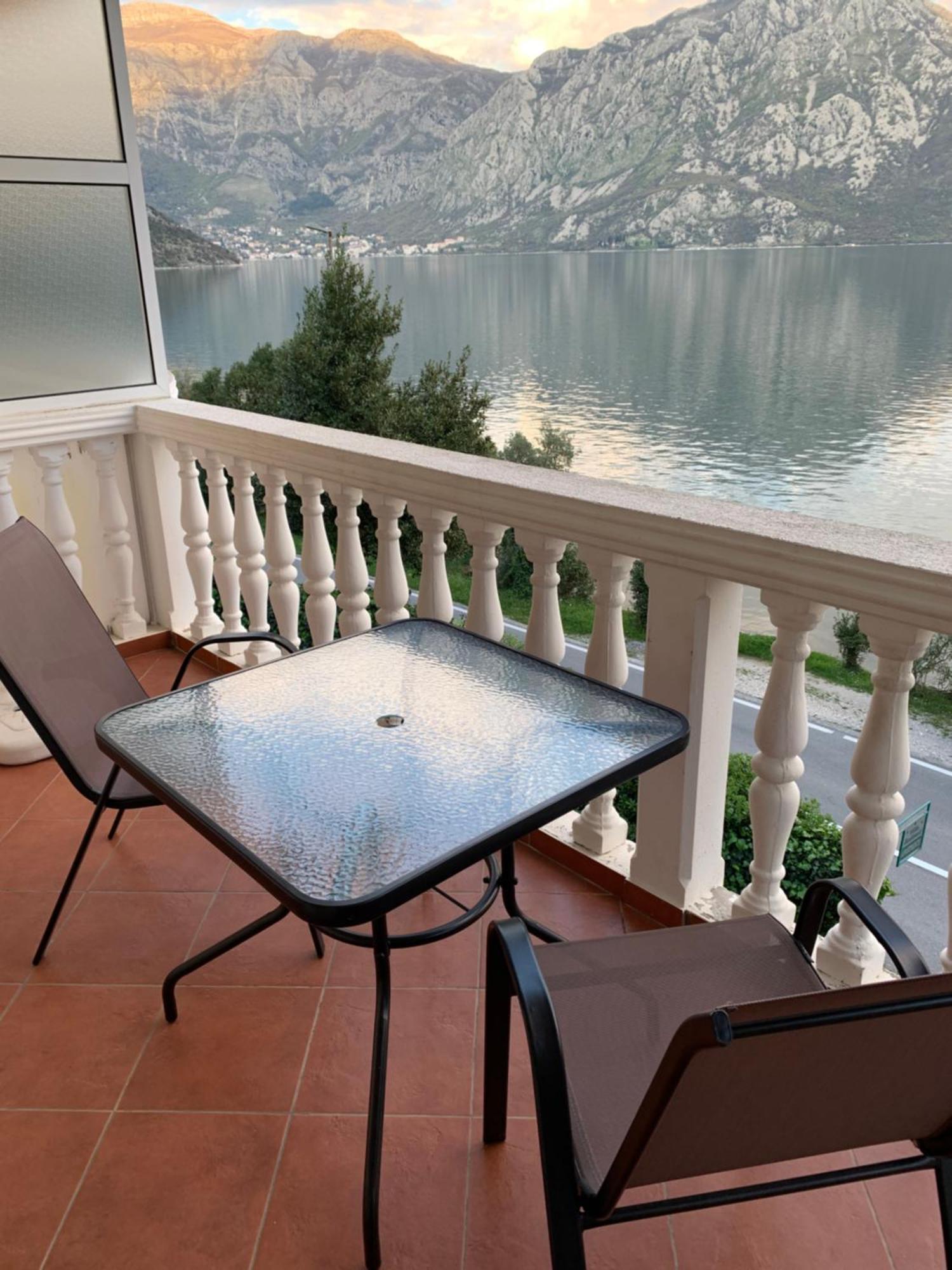 Apartments Villa Radonic Donji Morinj Buitenkant foto