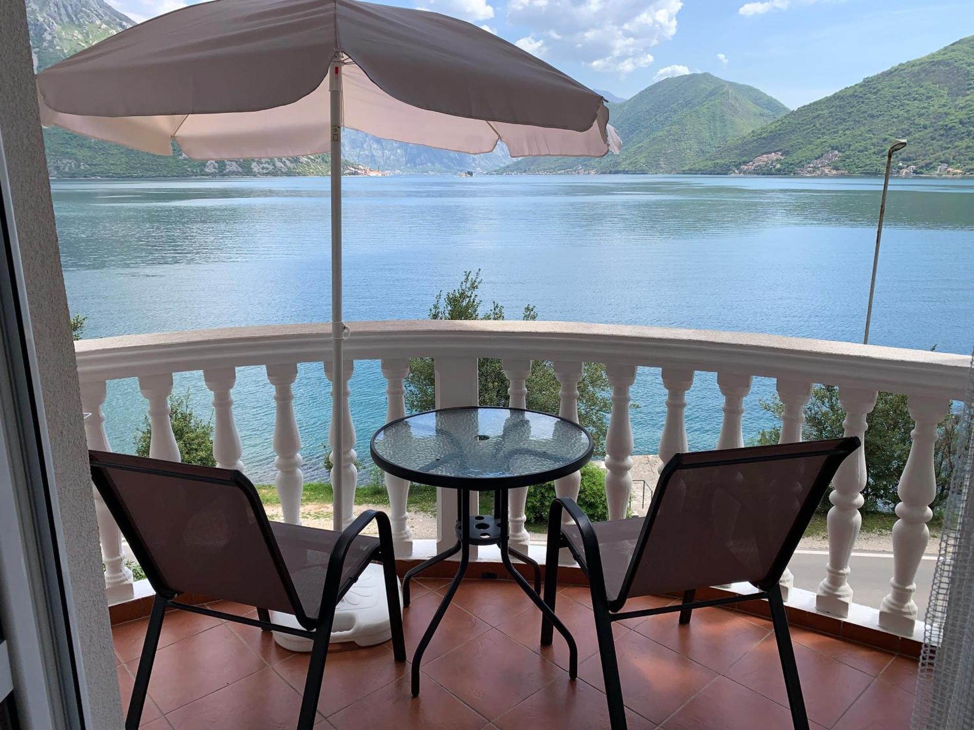 Apartments Villa Radonic Donji Morinj Buitenkant foto