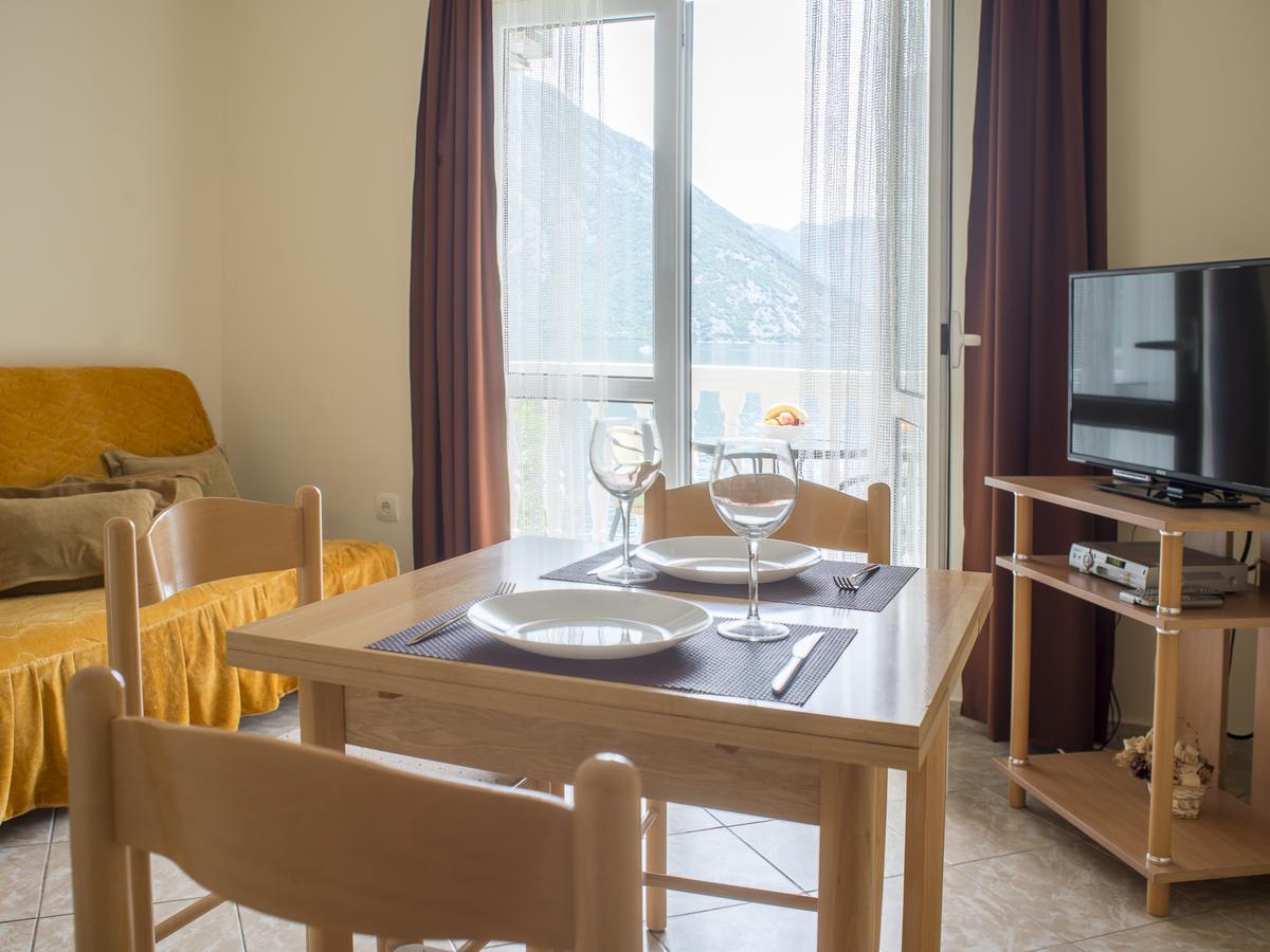 Apartments Villa Radonic Donji Morinj Buitenkant foto